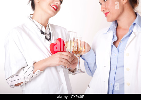 Porträt einer zwei junge schöne Ärztinnen einen Toast machen. Stockfoto