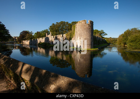 Der Wassergraben und Schloss Mauern der Bischöfe Palace Residence in Brunnen Stadt. Stockfoto