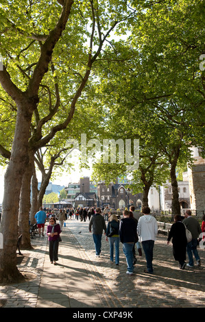 Massen von Menschen zu Fuß auf einer gepflasterten Straße in der City of London, England. Stockfoto