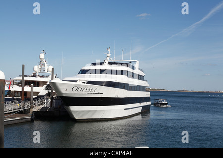 Rowes Wharf Boston, mit großen, luxuriösen Motoryachten an der Uferpromenade am Hafen von Boston festgemacht Stockfoto