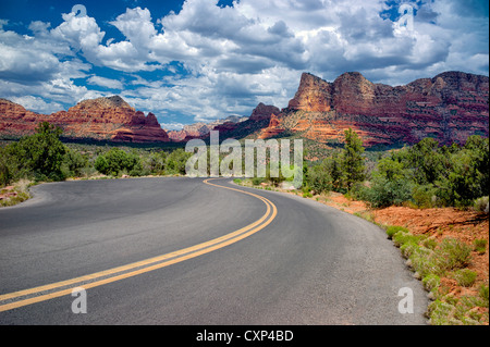 Straße mit Wolken. Sedona, Arizona Stockfoto