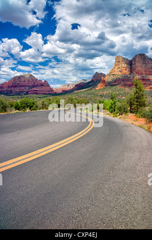 Straße mit Wolken. Sedona, Arizona Stockfoto