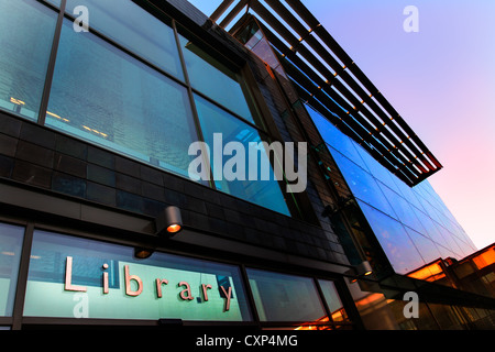 Brightons neue Bibliotheksgebäude beleuchtet in frühen Abend Sonnenuntergang Sonnenlicht Stockfoto