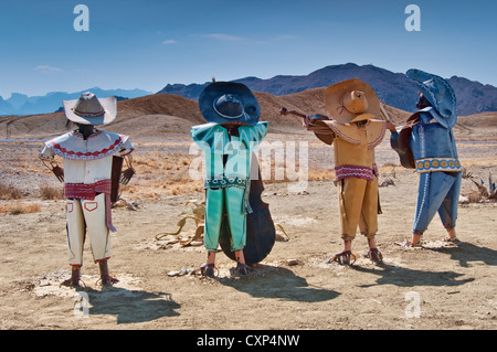 Figuren der Mariachi Musiker Ständchen über Tote Kaktus in der Chihuahua-Wüste, Study Butte in der Nähe von Big Bend Nationalpark, Texas Stockfoto