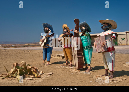 Figuren der Mariachi Musiker Ständchen über Tote Kaktus in der Chihuahua-Wüste, Study Butte in der Nähe von Big Bend Nationalpark, Texas Stockfoto