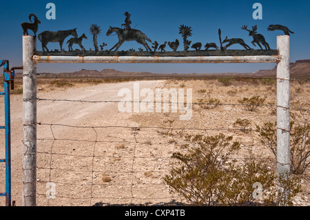 Schmiedeeisen-Schild am Ranch Eingang in der Chihuahua-Wüste in der Nähe von Alpine, Texas, USA Stockfoto