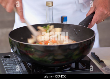 Gemüse wird in einem Wok gerührt Stockfoto