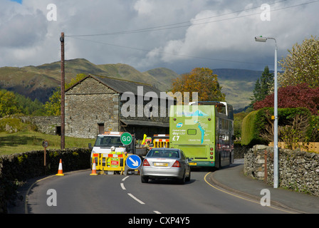 Straße Reparaturen am Stadtrand von Ambleside, Nationalpark Lake District, Cumbria, England UK Stockfoto