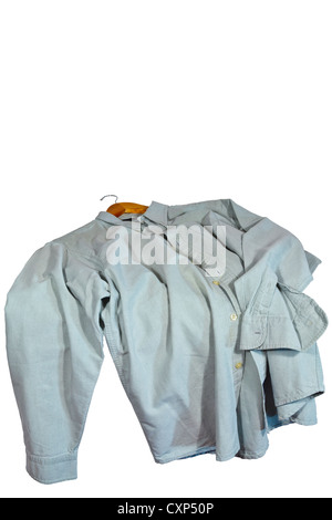 Einzelne Hemd auf einem Kleiderbügel, die auf einem Stuhl oder Ende des schlechten usw. platziert wurde Ausschneiden mit Arbeitspfad befestigt. Stockfoto