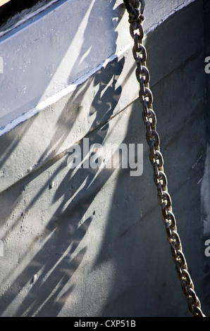 Schatten einer Kette auf einem Lastkahn Rumpf, Maldon, Essex Stockfoto