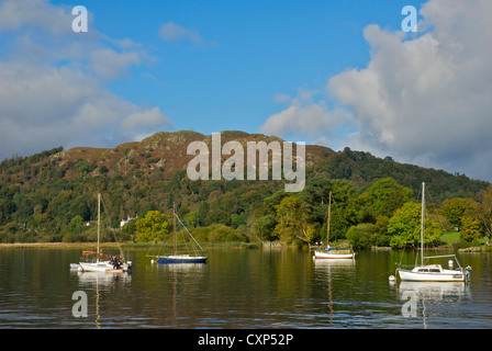 Segelboote vor Anker am Lake Windermere am Waterhead mit Loughrigg fiel hinter, Nationalpark Lake District, Cumbria, England Stockfoto