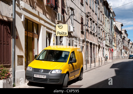 Straße mit Postamt van, Vodnjan, Istrien, Kroatien Stockfoto