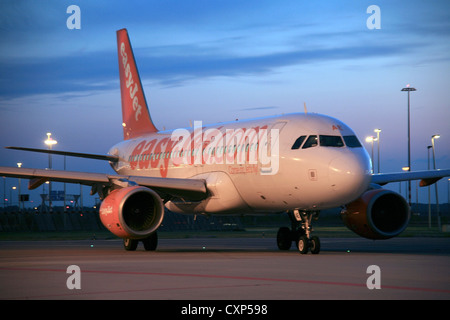 EasyJet Airbus A319. EasyJet Airline ist die zweitgrößte Low Cost-Carrier in Europa nach Ryanair. [Nur zur redaktionellen Verwendung] Stockfoto