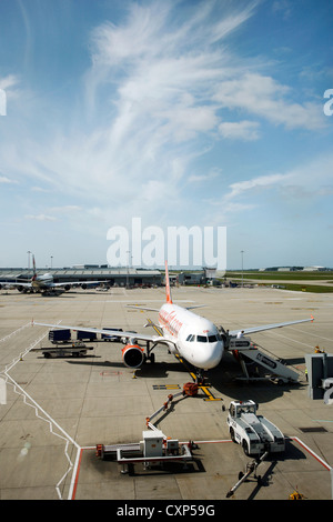 EasyJet Airbus A319. EasyJet Airline ist die zweitgrößte Low Cost-Carrier in Europa nach Ryanair. [Nur zur redaktionellen Verwendung] Stockfoto