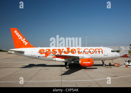 EasyJet Airbus A319. EasyJet Airline ist die zweitgrößte Low Cost-Carrier in Europa nach Ryanair. [Nur zur redaktionellen Verwendung] Stockfoto