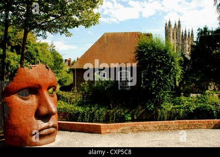 Die Kathedrale von Canterbury und. eine Arbeit, die von Rick Kirby "Schott" im Vordergrund. UK. Stockfoto