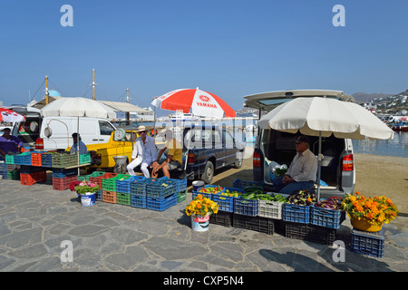 Marktstand an Strandpromenade, Chora, Mykonos, Cyclades, Süd Ägäis, Griechenland Stockfoto