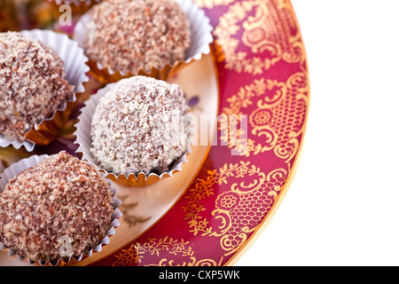 Ausgefallene hausgemachte Trüffel auf eine ausgefallene Porzellanplatte. Selektiven Fokus. Stockfoto