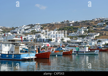 Traditionelle Fischerboote im Hafen von Chora, Mykonos, Cyclades, South Aegean Region, Griechenland Stockfoto