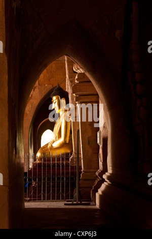 Buddha-Statue im Htilominlo Tempel Stockfoto