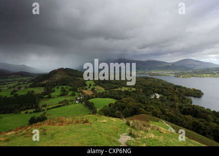 Stürmische Blick auf Berg Skiddaw und Derwentwater von Cat Glocken fielen, Keswick Stadt, Lake District National Park, Cumbri Stockfoto