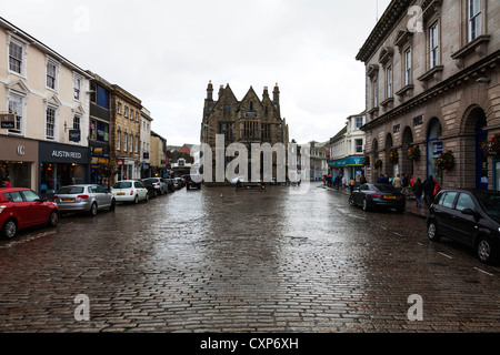 Seilfahrt Street, Truro, Cornwall, England, Vereinigtes Königreich. Geschäfte entlang der gepflasterten Straße in der Innenstadt an verregneten Tag Stockfoto