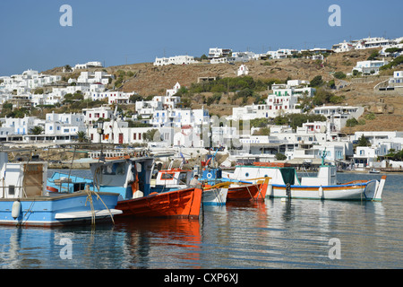 Traditionelle Fischerboote im Hafen von Chora, Mykonos, Cyclades, South Aegean Region, Griechenland Stockfoto