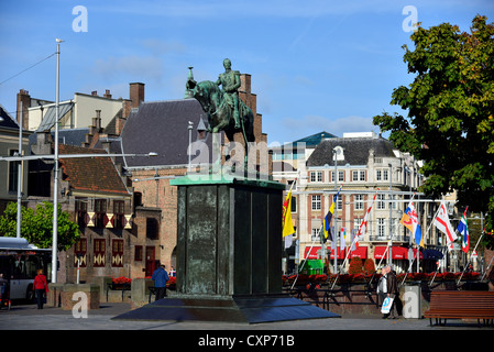 Eine Bronzestatue von König Willem II auf der Straße von den Haag, Niederlande. Stockfoto