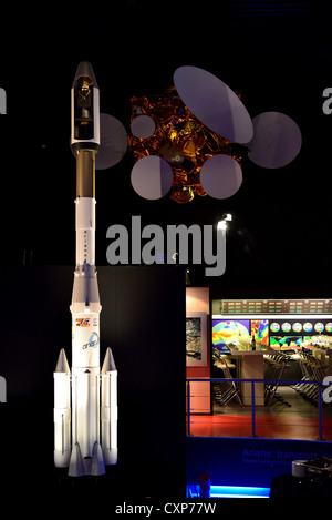 Ein Modell der Ariane-4 Rakete im Display in die Space Expo Noordwijk, Niederlande. Stockfoto