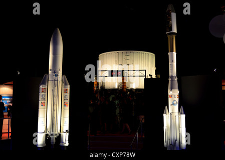 Modelle von Ariane 4 und 5 Raketen in die Space Expo Noordwijk, Niederlande. Stockfoto