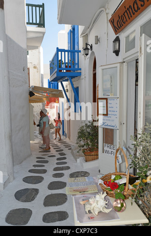 Straßenszene, Chora, Mykonos, Cyclades, South Aegean Region, Griechenland Stockfoto