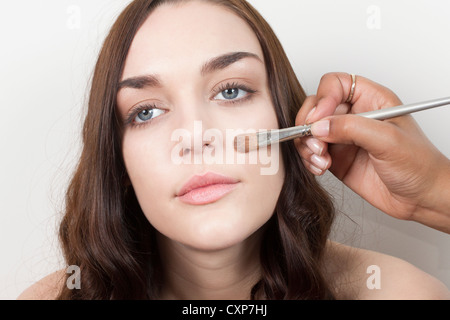 Frau mit Make-up durch eine Visagistin angewendet Stockfoto