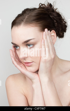 Frau mit Händen auf ihrem Gesicht, Schönheit Stockfoto