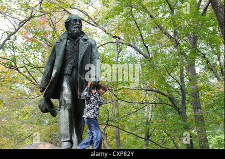 Hoch oben auf einem Felsen, steht eine Statue von Walt Whitman von Jo Davidson im Bear Mountain State Park Trailside Zoo und Museum. Stockfoto