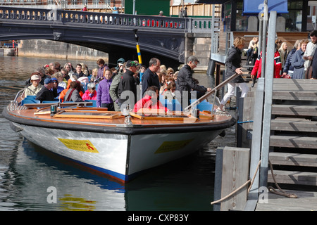 Passagiere aussteigen / einsteigen einen Kanal Kreuzfahrt Boot bei Højbro Plads (Hoejbro Platz) in Kopenhagen, Dänemark. Hoejbro Brücke. Stockfoto