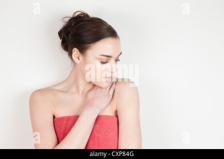 Frau trägt ein Badetuch Stockfoto