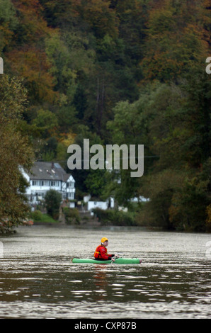 Kanufahren auf dem Fluss Wye bei Symonds Yat in der Nähe von Hay on Wye in Powys, Wales. Stockfoto