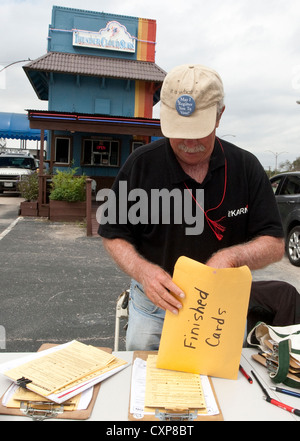 Weißen, männlichen Freiwilligen Wähler Kanzler stellt Registrierung Tabelle in Austin, TX, Einkaufszentrum Parkplatz vor der nächsten Wahl. Stockfoto