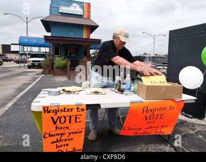 Weißen, männlichen Freiwilligen Wähler Kanzler stellt Registrierung Tabelle in Austin, TX, Einkaufszentrum Parkplatz vor der nächsten Wahl. Stockfoto