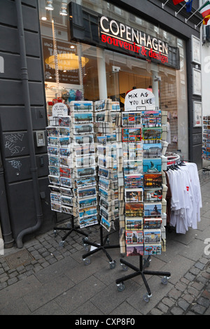 Postkarte-Racks vor dem Kopenhagener Souvenirläden und Design Shop auf lebhafte (Strøget) in Kopenhagen Stockfoto
