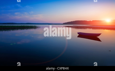 Sonnenaufgang über dem See. Die ersten Strahlen der Sonne. Stockfoto