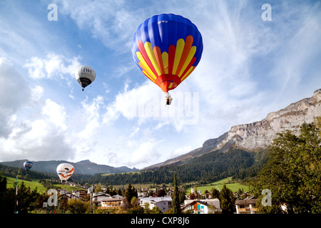 Heißluftballons über die Stadt von Flims in der internationalen alpinen Heißluftballon Woche, Flims, Schweiz Europa Stockfoto