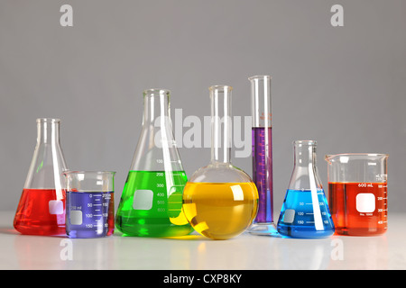 Laborglas auf Tisch über neutrale Hintergrund - mit Beschneidungspfad Stockfoto