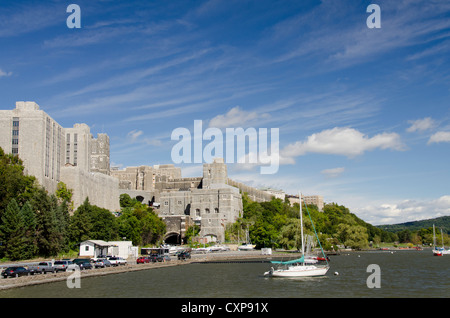New York, West Point Academy. Blick auf die historische Armee militärische Collage aus dem Hudson River. Stockfoto