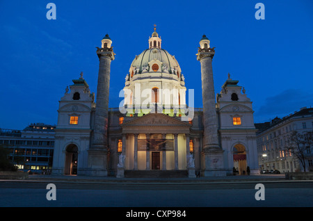 Abend-Blick auf die erstaunliche barocke Karlskirche Karlsplatz, zentrale Wien. Stockfoto