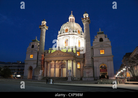 Abend-Blick auf die erstaunliche barocke Karlskirche Karlsplatz, zentrale Wien. Stockfoto