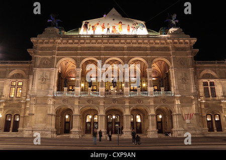 Der Wiener Staatsoper (Wiener Staatsoper) in der Nacht, Wien (Wien), Österreich. Stockfoto