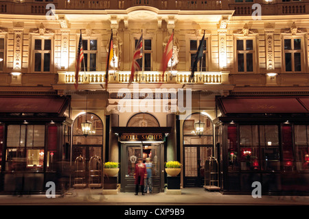Nacht-Time-Ansicht der Haupteingang zum Hotel Sacher, Philharmonikerstraße, Wien, Österreich. Stockfoto