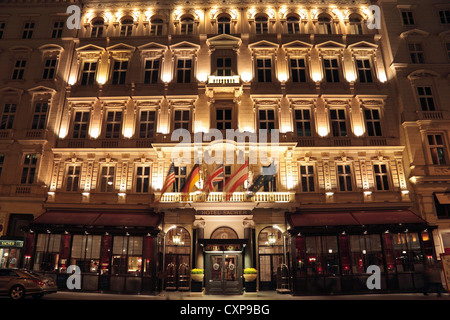 Nachtansicht Zeit des Hotel Sacher, Philharmonikerstraße, Wien, Österreich. Stockfoto