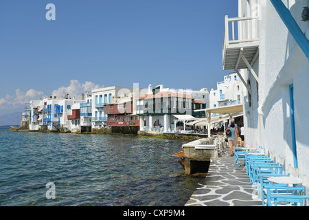 Blick auf den Hafen mit Uferpromenade Tavernen, Chora, Mykonos, Cyclades, Süd Ägäis, Griechenland Stockfoto